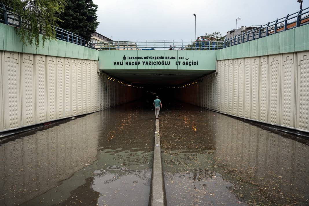 İstanbul'da sağanak hayatı felç etti! Araçlar sular altında kaldı - Resim: 43